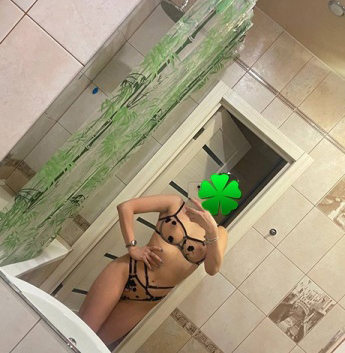 Креативная и нежная, с опытом, который порадует тебя. Живу в Москве, и моя внешность просто ослепительна. Обладаю множеством услуг, чтобы удовлетворить все твои желания. Со мной тебе будет совсем не скучно. Я открыта для экспериментов и готова попробовать что-то новое. Позитивная и энергичная, я знаю, как развлечь тебя до предела. Забудь о повседневности и позволь себе насладиться идеальной компанией. В моих руках ты поймешь, что такое настоящий релакс и наслаждение. Смотри несколько фотографий и читай отзывы, и ты поймешь, что это настоящая находка для тебя. 💋🔥🌹😈 Обещаю, что не разочарую тебя, а наоборот, сделаю нашу встречу незабываемой. Жду звонка от тебя уже с нетерпением! 😉 5301, 23 года